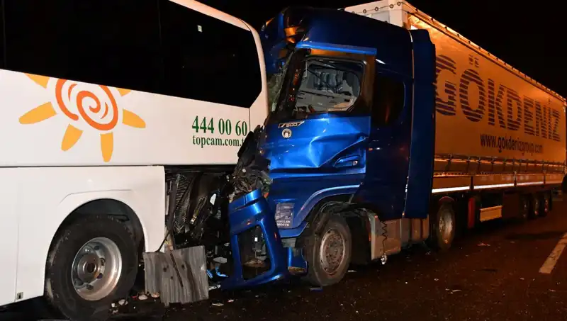 Tur Otobüsü Tırla Çarpıştı: 13 Kişi Yaralandı