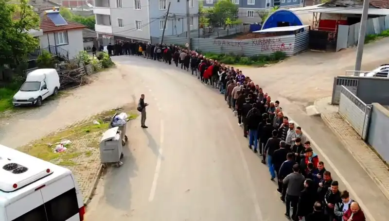 Bursa'da 1 Kilometrelik Bayramlaşma Kuyruğu Geleneği Sürüyor!