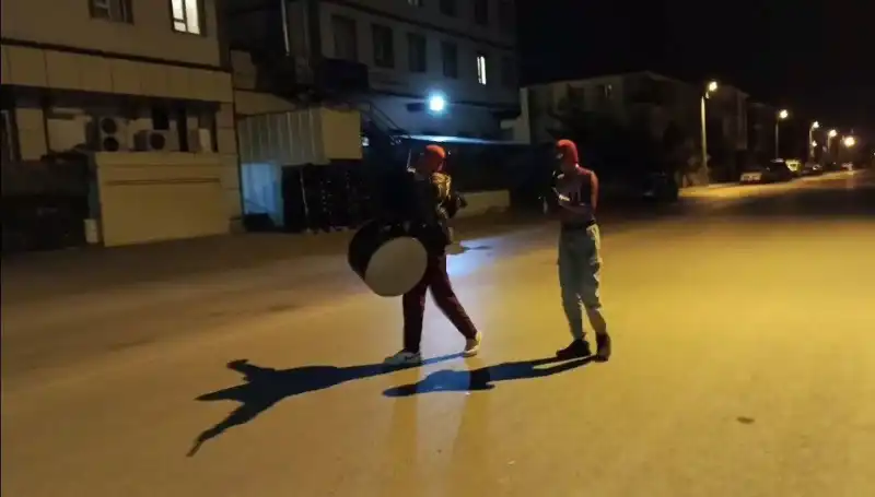 Erzincan'da Sahur Vakti: "Örümcek Adamlar" Sokakları Şenlendiriyor!