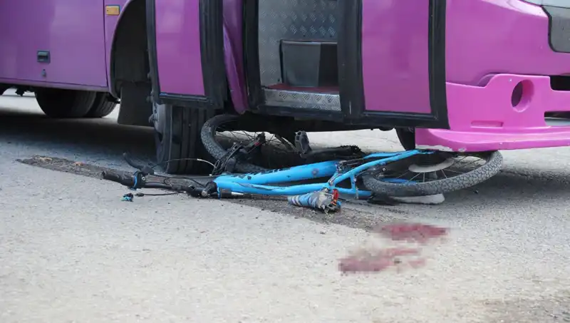Bisiklet Sürerken Otobüsün Altında Kalan Çocuğun Dramı