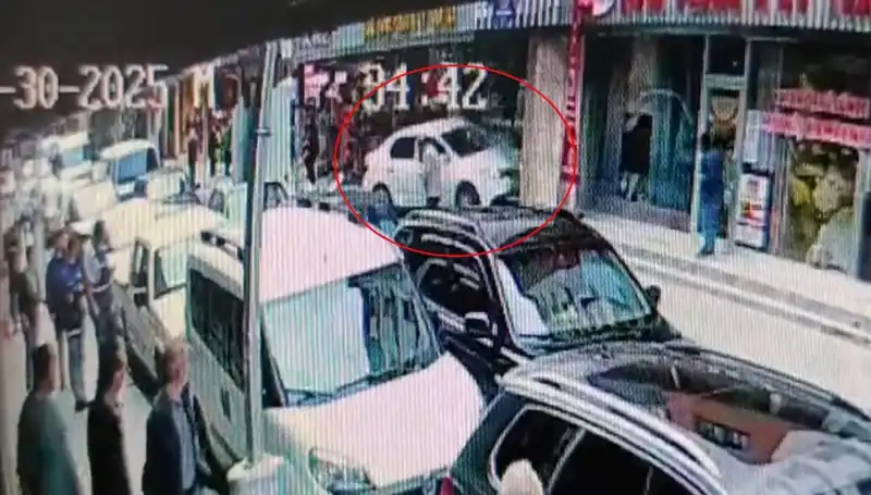Alkollü Sürücünün Mahalledeki Mağazaya Daldığı Korkunç Anlar!