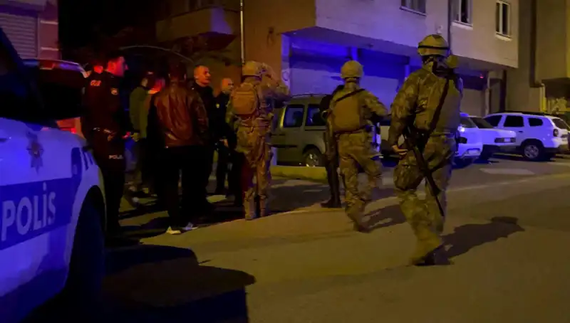 Balkondan Tüfekle Ateş Açan Şahıs, Polisten Kaçarken Kendini Kilitledi