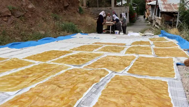 Kışın Sofralarını Şenlendirecek: Dev Kazanlarda Odun Ateşiyle Hazırlanan Lezzetler