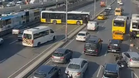 İstanbul'da İETT Otobüsü Üç Aracı Sardı: Trafik Kaosu!