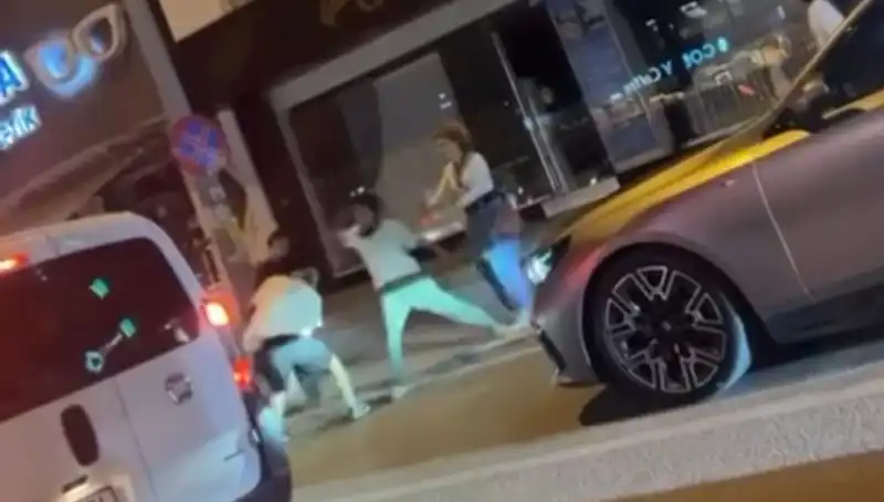Cadde Boks Ringine Dönüşürken Şehirde Yumruklar Havada Uçuştu: Olayın Perde Arkası!