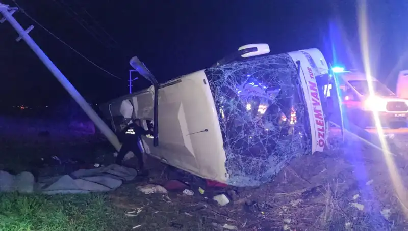 Van’da Yolcu Otobüsü Devrildi, 28 Kişi Yaralandı!