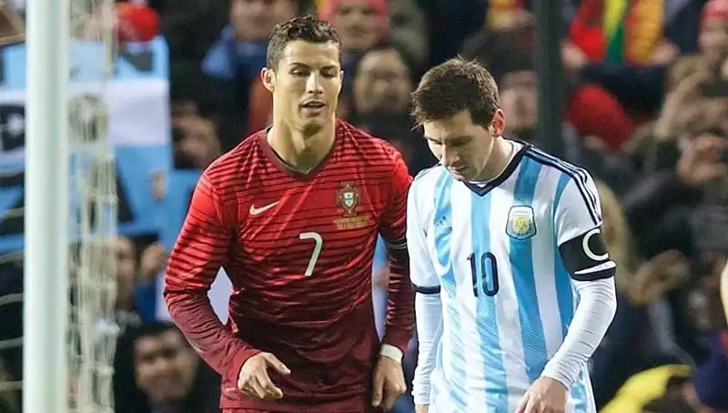 Ronaldo ve Messi Arasındaki Fark: Futbolun Yıldızlarıyla Büyük Rekabet