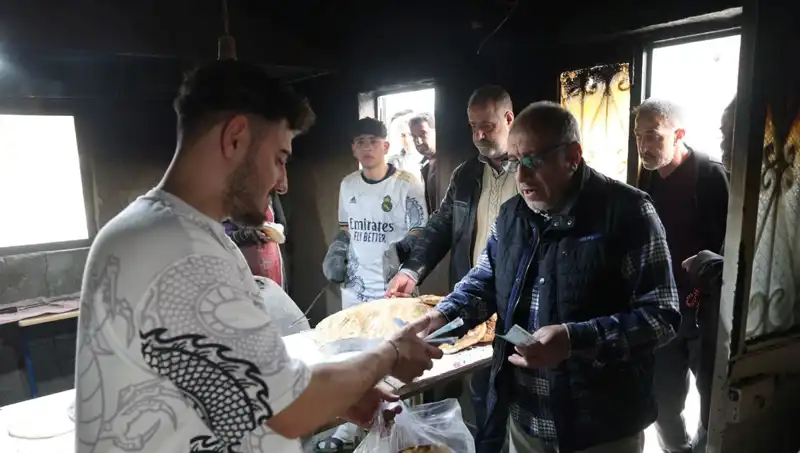 İki Çeşit Ekmek İçin 7 Kilometre Yol Yürüyorlar, Peki Neden?