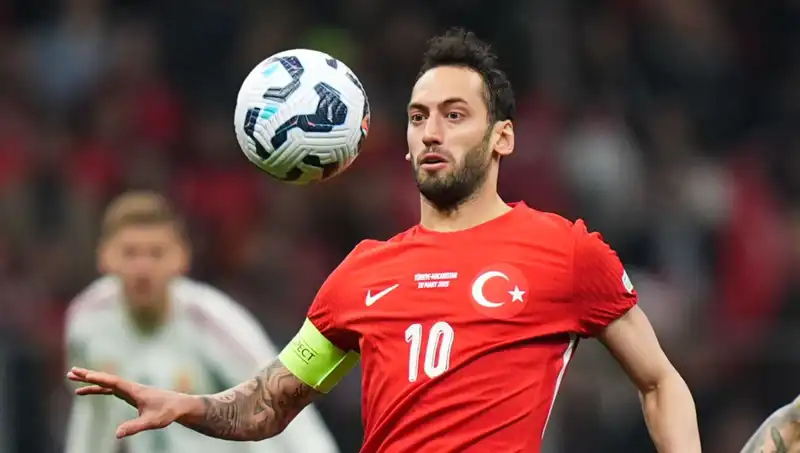 Fenerbahçe’nin Hakan Çalhanoğlu İçin Mourinho ile İlgili Sıcak Gelişmeler