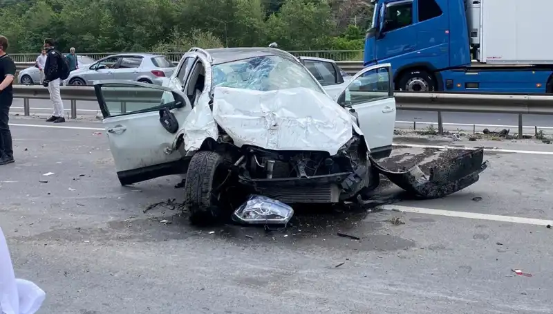 Betona Çarpan Araç Bariyerlere Sıçradı: 3 Yaralı Yoksa Yüzde Yüz Dikkat Eksikliği mi?