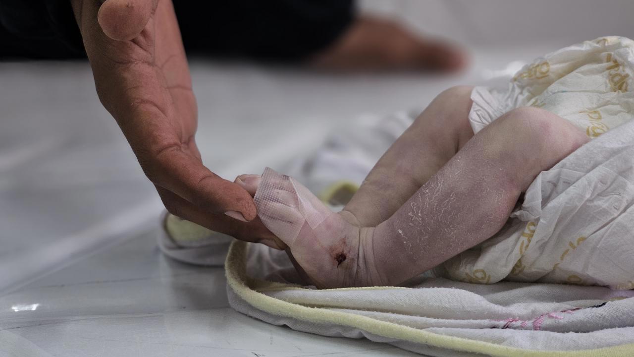 Gazze'de Aileler Çocuklarının Uykusunu Gözetiyor