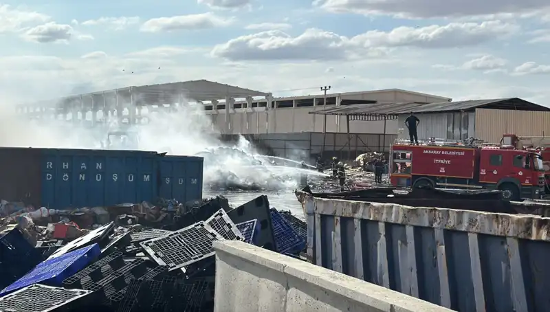 Aksaray'daki Geri Dönüşüm Fabrikasında Yangın: Olayın Detayları ve Sebepler