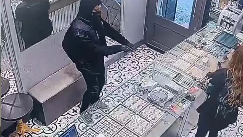 ** Soygun Girişimi Korkunç Bir Hata ile Engellendi: Dolap Tuzağı!**
