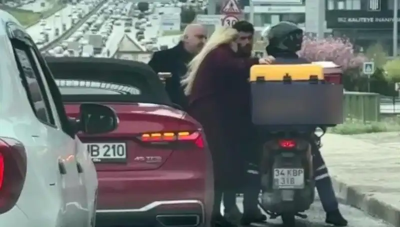 D-100'de Motokuryeye Silah Çeken Adam Korkuttu!