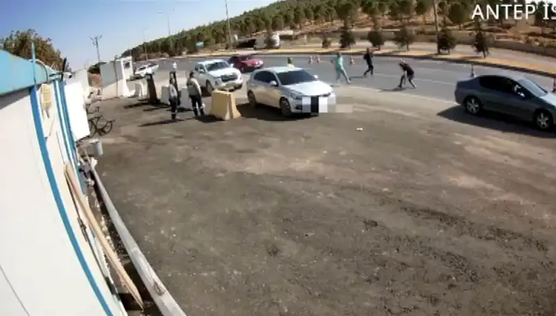 Polise Çarpıp Kaçan Avukatın Poşetinden Uyuşturucu Çıktı
