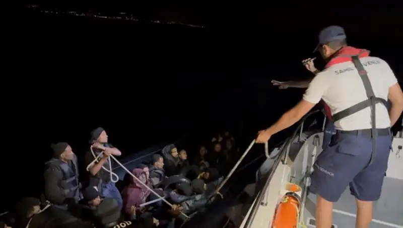 Çeşme'de Denizde Sürüklenen 42 Kaçak Göçmen Kurtarıldı: Dram Dolu Anlar