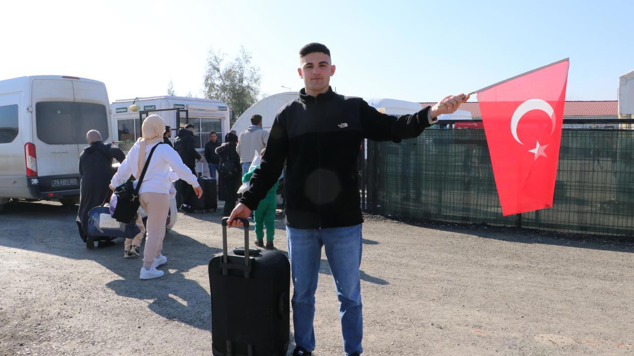 Türk bayrağıyla Suriye'ye dönen Abdulkadir'in sözleri gündemi salladı