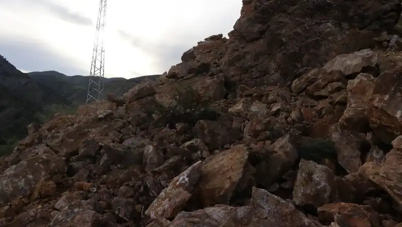 Erzurum’da Heyelan: Dev Kayalar Yolu Ulaşımı Engelledi