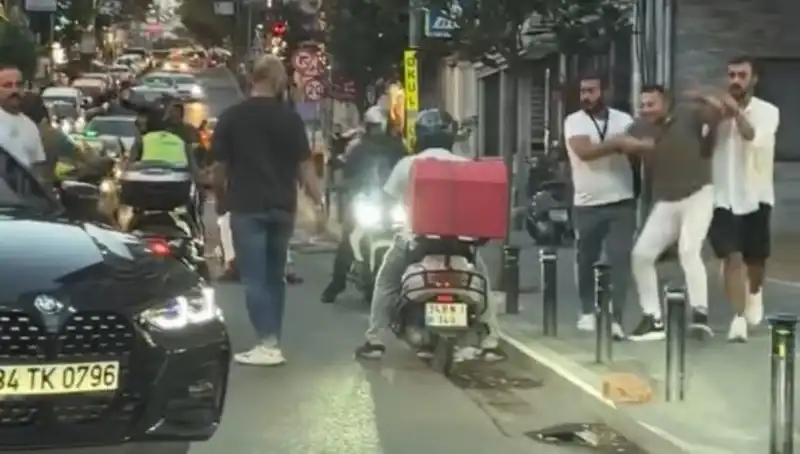 Nişantaşı'nda Yol Verme Kavgası: Kadına Sopayla Saldırdı!