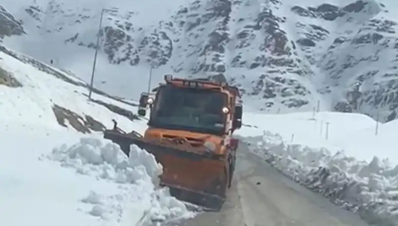 Kar Engeli Aşılmaya Çalışıyor: Beş Ay Sonra Yeniden Açılan Yol!