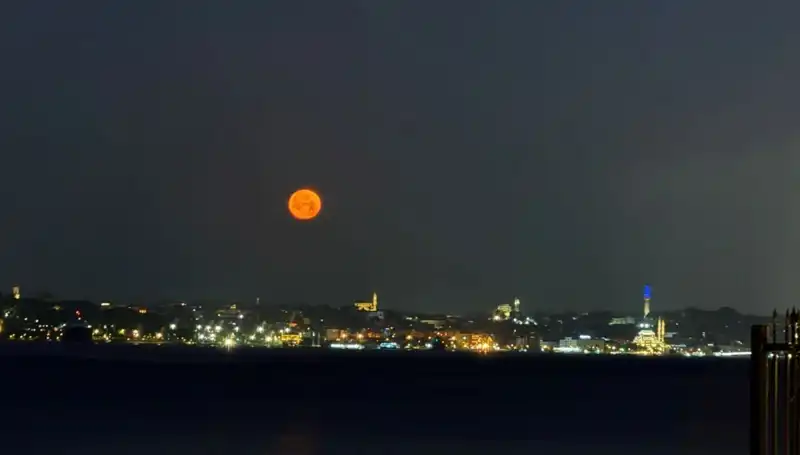 Çilek Dolunayı İstanbul'u Aydınlattı: Eşsiz Manzaralar Ekranlarınıza Geliyor!