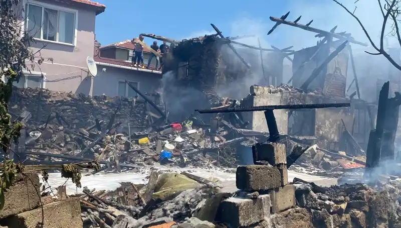 Kırklareli'nde Korkutan Yangın: İtfaiye Eri Hayat Mücadelesi Veriyor