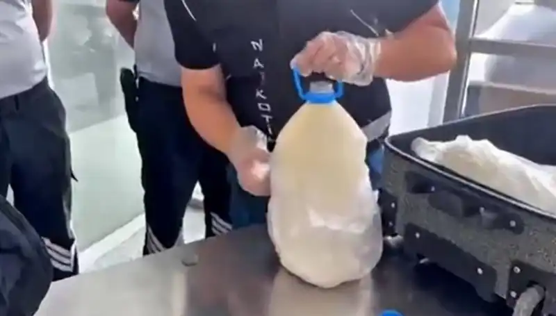 Havalimanında Şaşırtan Operasyon: 12 Kilo 800 Gram Süt Şişesinde Ele Geçirildi