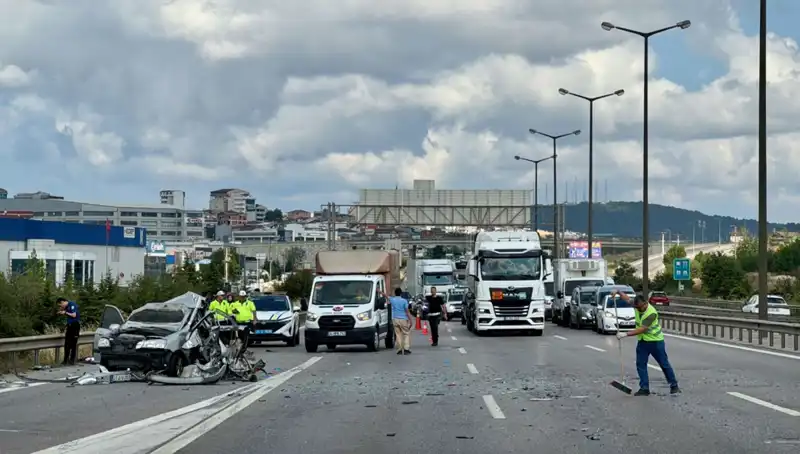 Otoyolda Meydana Gelen Kaza, Üç Kişinin Hayatını Tehlikeye Attı