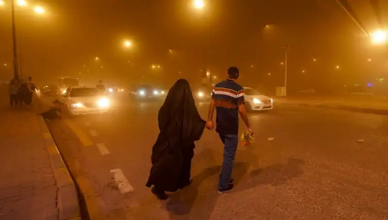Irak'taki Kum Fırtınası Hayatı Durma Noktasına Getirdi: Havalimanları Kapandı