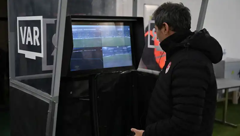 Beşiktaş-Gaziantep FK Maçında Alman VAR Hakemi Tartışmaları Alevlendirdi