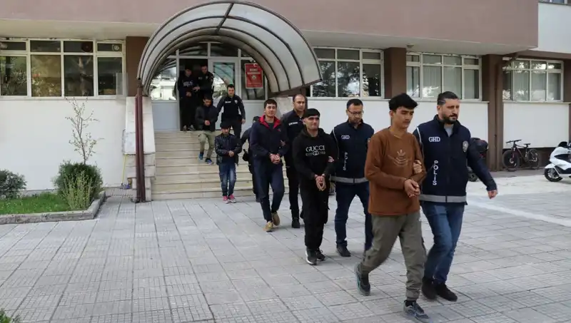 Edirne ve Kırklareli'nde Yüzlerce Kaçak Göçmen Ele Geçirildi