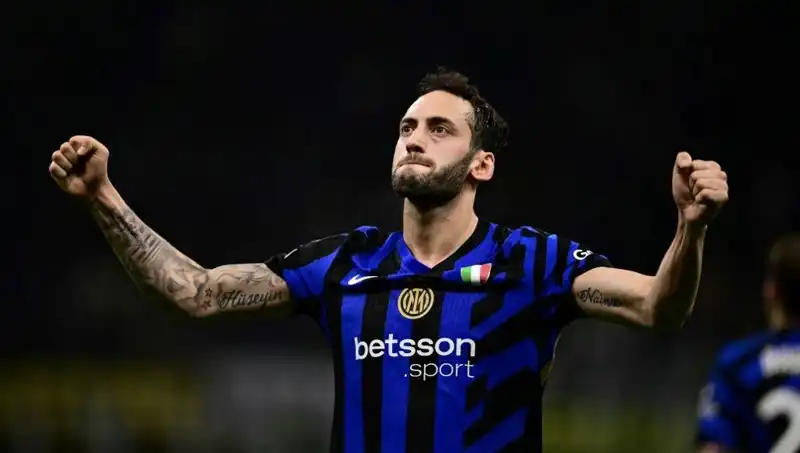 Hakan Çalhanoğlu Tatilde, Inter Kampa Bekliyor: Menajerinden Kritik Randevu