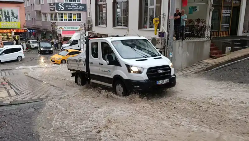Şiddetli Yağışlar Kısa Sürede Su Baskınlarına Yol Açtı