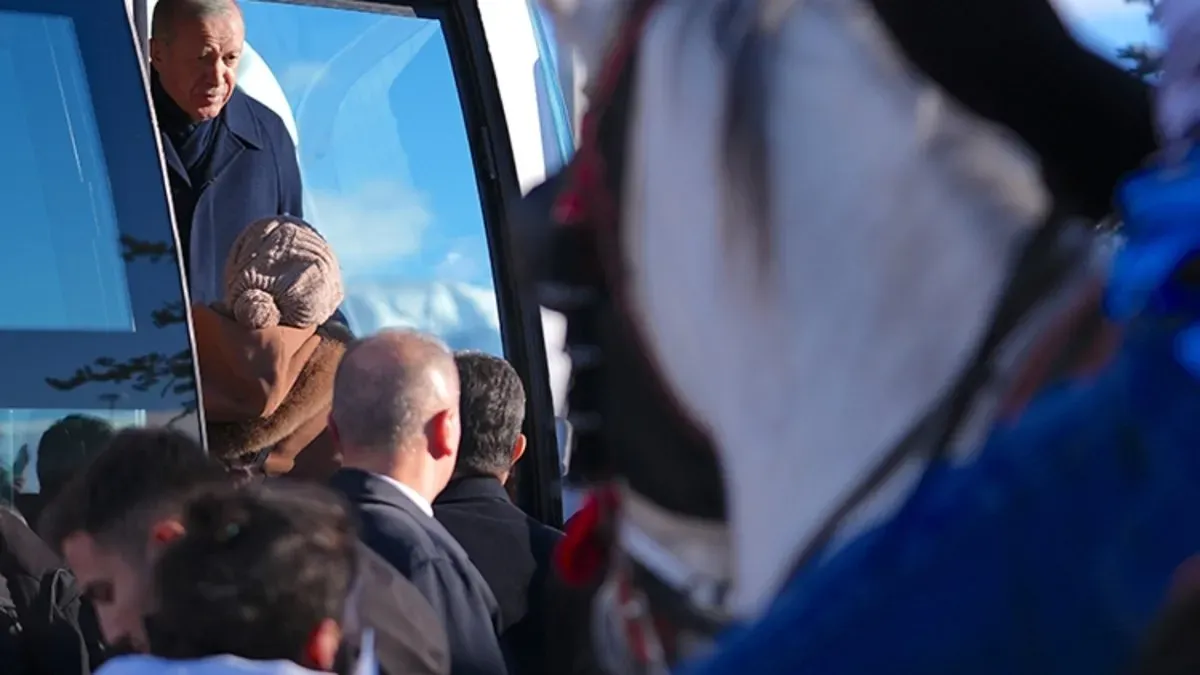Erzurum’da Başkan Erdoğan’ı Atlı Cirit Sporcuları Türk Bayraklarıyla Karşıladı