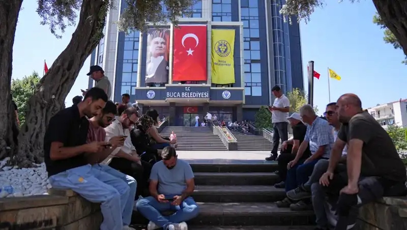 Ücretlerini Alamayan İşçiler Fabrika Önünde Oturma Eylemi Gerçekleştirdi