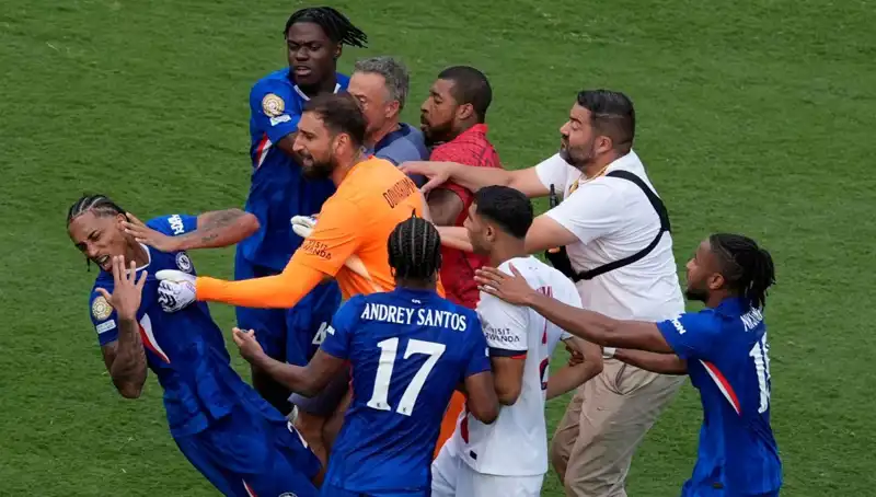 Dev Finalin Ardından Gergin Anlar: Teknik Direktör Futbolcuya Yumruk Attı