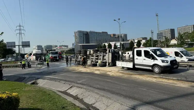 D-100 Yan Yolda Büyük Kaza: Beton Mikseri Devrildi!