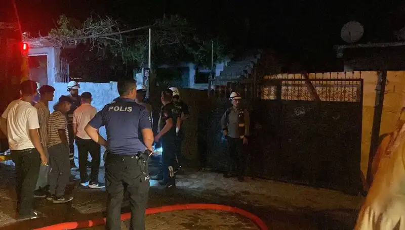 Ailesinin Evini Yakan Genç, Linçten Polisiyle Kurtarıldı