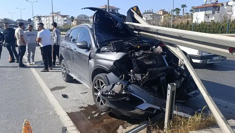 Kaza Yapmamak İçin Bariyerlere Çarpan Araçta Dehşet Anları