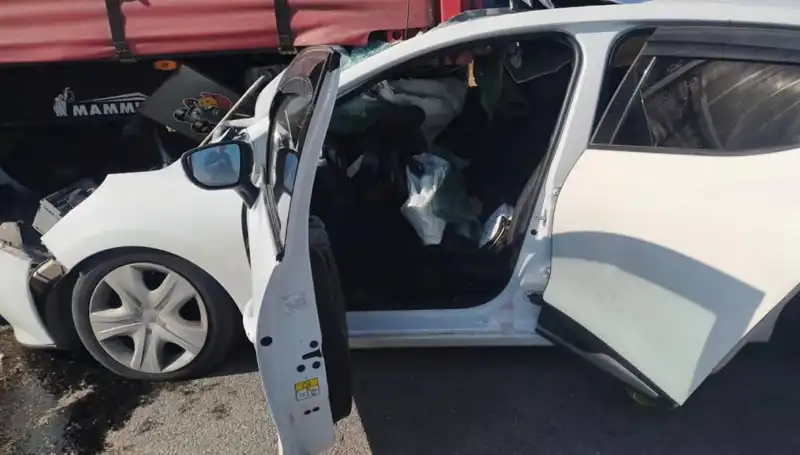 Sivas’ta Feci Kaza: Otomobil TIR’a Çarptı, 1 Yaralı