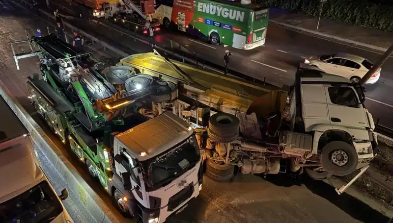 Hafriyat Kamyonu Devrildi: Molozlarla Dolup Taşan Bir Kaza!