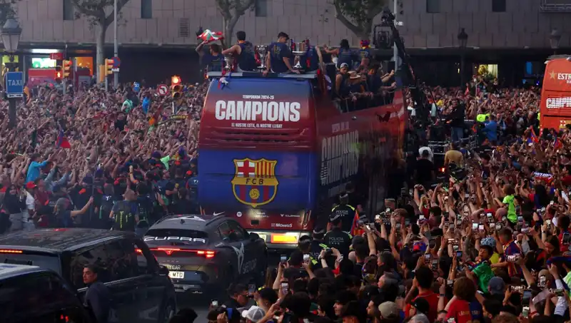 Barcelona'nın Yıldız Futbolcuları, Taraftarlarıyla Unutulmaz Bir Buluşma Gerçekleştirdi