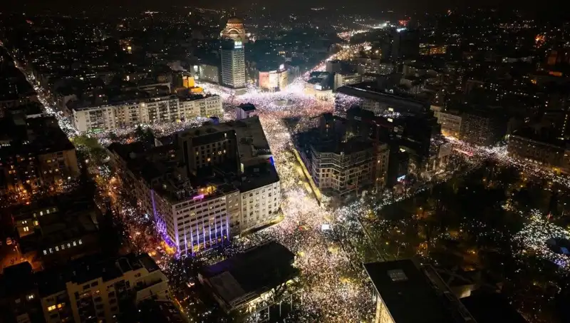 Sırbistan'da Öğrenci İsyanı: Belgrad Sokakları Protestocularla Dolduruldu