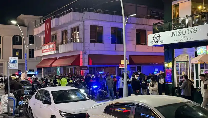 Kafe Önünde Havaya Ateş Açıp Bıçakla Adam Yaraladı!