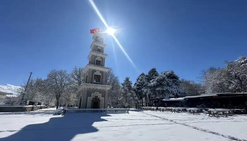 Erzincan'da Nisan Ayı Şaşırtan Kar Manzaralarıyla Başladı