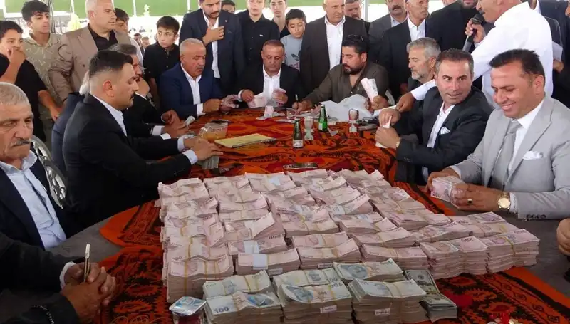Aşiret Düğününde Tüyler Ürperten Takı Töreni: 1.5 Kilo Altın ve 7.5 Milyon TL