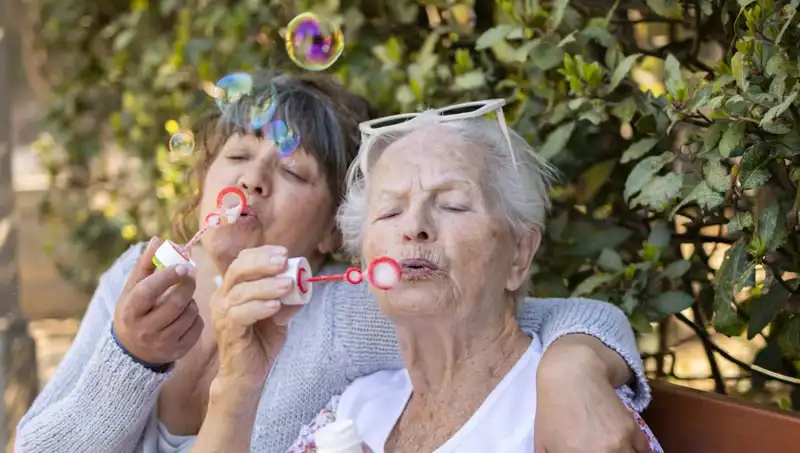 100 Yaşında Uzun Yaşamın Sırrını Açıklayan İki Kadın