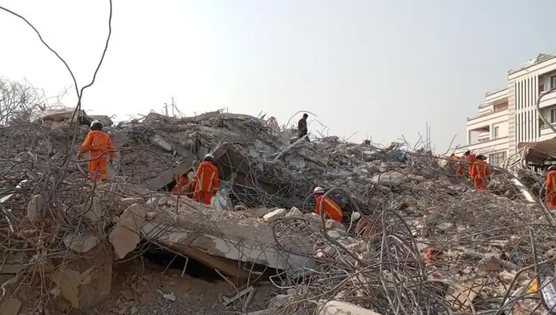 Türk Kurtarma Ekipleri Myanmar'da: Enkaz Altından Sağ Çıkan Kişi Umut Oldu