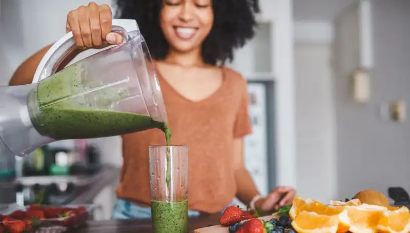 Smoothieler ve Meyve Suları: Hangi İçecek Beslenme Açısından Öne Çıkıyor?