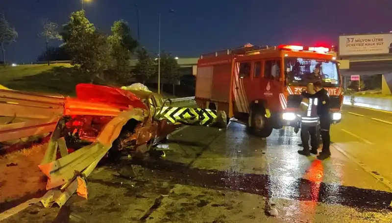 Otomobile Saplanan Bariyer, Sürücüyü Hayatından Ediyordu